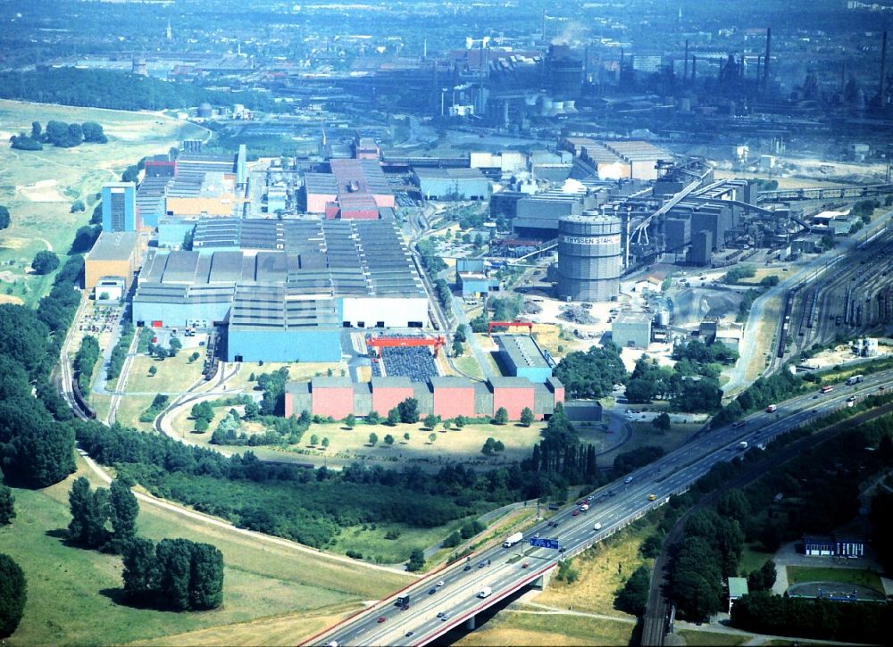 Duisburg von oben - Technische Anlagen und Produktionshallen des Stahlwerkes Thyssen in Duisburg im Bundesland Nordrhein-Westfalen