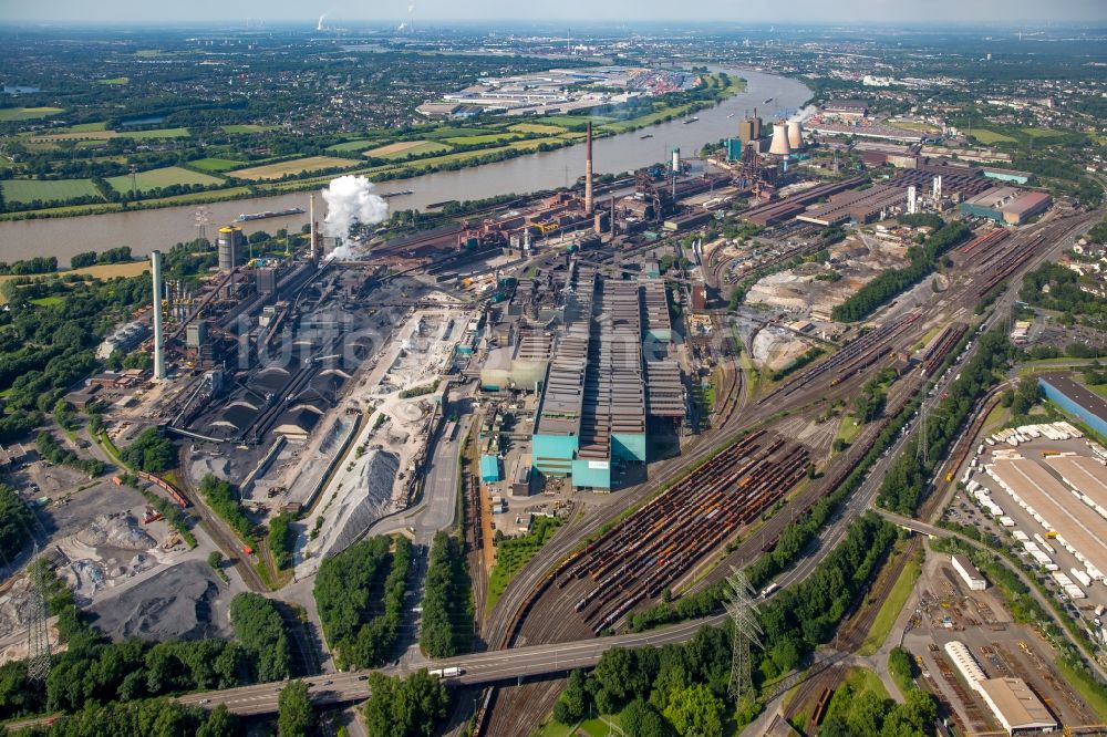 Duisburg aus der Vogelperspektive: Technische Anlagen und Produktionshallen des Stahlwerkes Thyssen Krupp Steel an der Mannesmannstraße in Duisburg im Bundesland Nordrhein-Westfalen