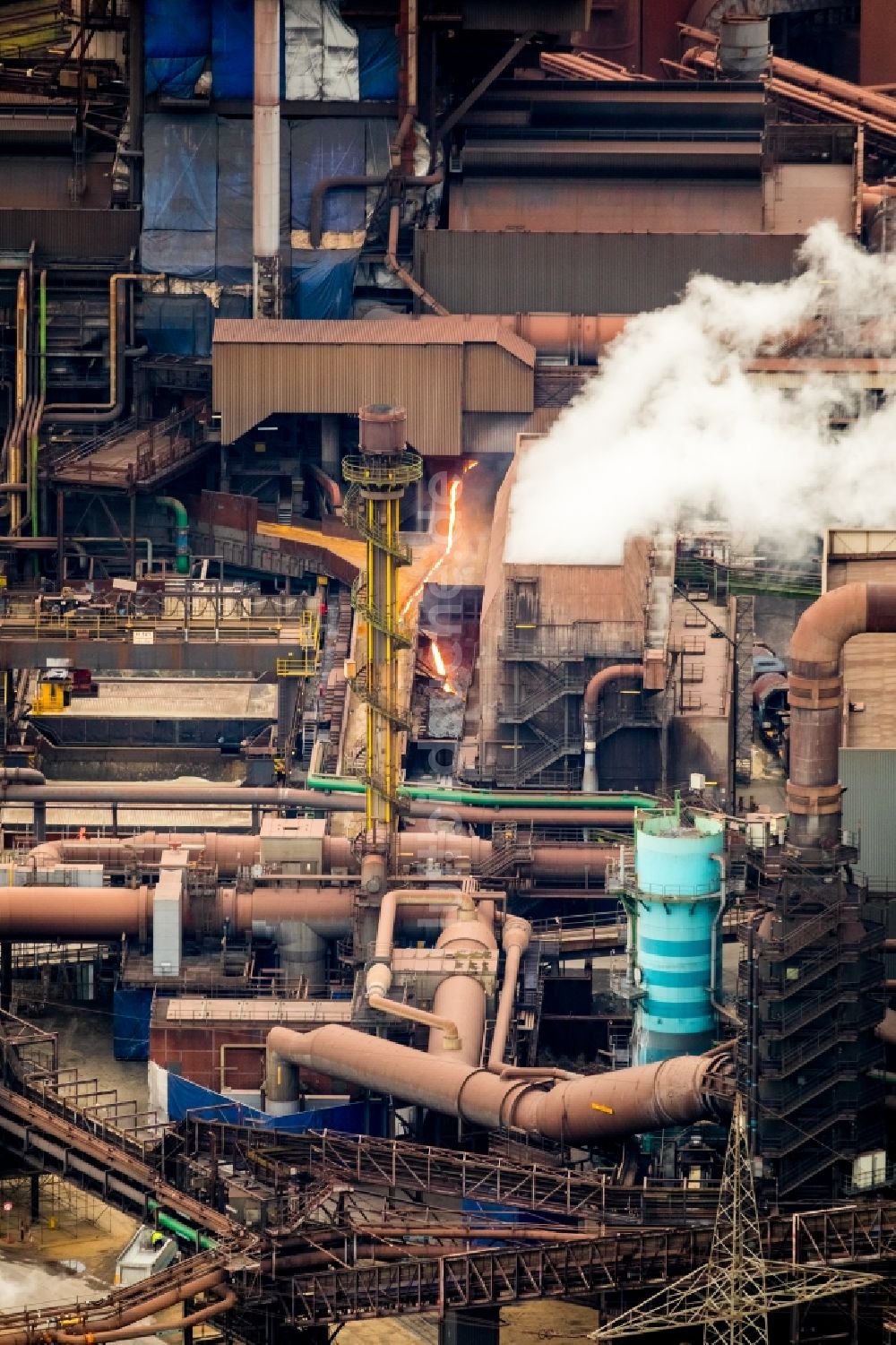 Duisburg von oben - Technische Anlagen und Produktionshallen des Stahlwerkes ThyssenKrupp-Stahlwerk Schwelgern im Ortsteil Marxloh in Duisburg im Bundesland Nordrhein-Westfalen, Deutschland