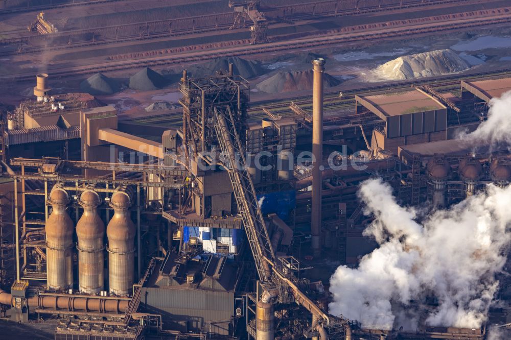 Marxloh von oben - Technische Anlagen und Produktionshallen des Stahlwerkes ThyssenKrupp-Stahlwerk Schwelgern im Ortsteil Marxloh in Duisburg im Bundesland Nordrhein-Westfalen, Deutschland