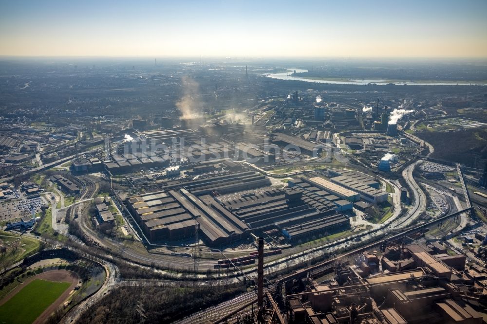 Duisburg aus der Vogelperspektive: Technische Anlagen und Produktionshallen des Stahlwerkes thyssenkrupp Steel Europe AG an der Alsumer Straße im Ortsteil Marxloh in Duisburg im Bundesland Nordrhein-Westfalen, Deutschland