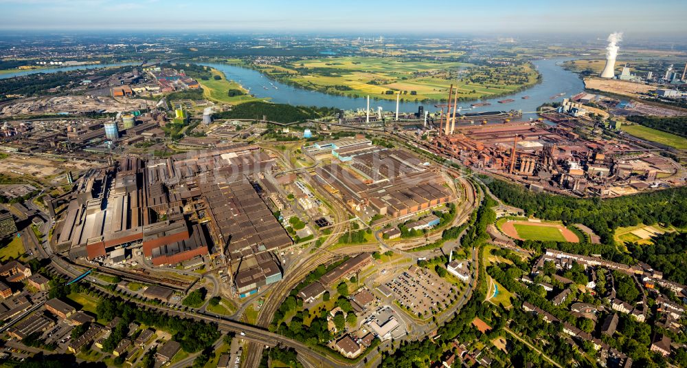 Luftaufnahme Duisburg - Technische Anlagen und Produktionshallen des Stahlwerkes thyssenkrupp Steel Europe AG an der Alsumer Straße im Ortsteil Marxloh in Duisburg im Bundesland Nordrhein-Westfalen, Deutschland