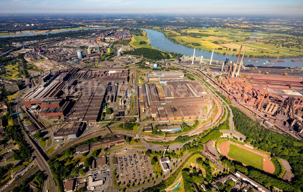 Duisburg von oben - Technische Anlagen und Produktionshallen des Stahlwerkes thyssenkrupp Steel Europe AG an der Alsumer Straße im Ortsteil Marxloh in Duisburg im Bundesland Nordrhein-Westfalen, Deutschland