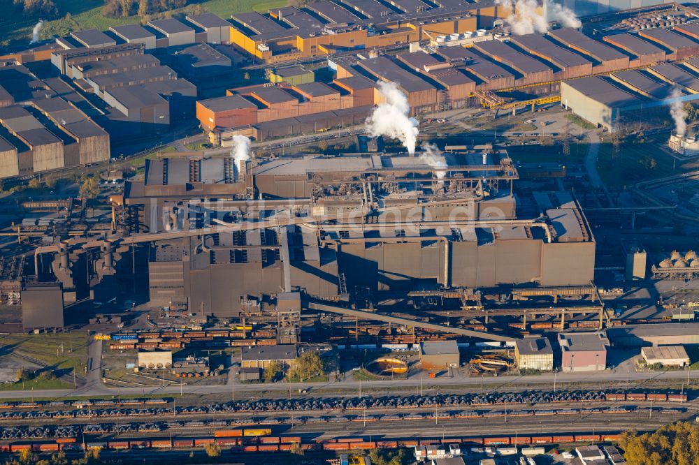 Beeckerwerth aus der Vogelperspektive: Technische Anlagen und Produktionshallen des Stahlwerkes thyssenkrupp Steel Europe AG in Duisburg im Bundesland Nordrhein-Westfalen