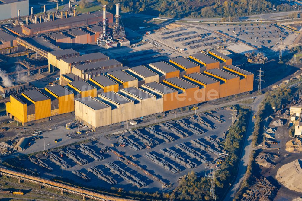 Duisburg von oben - Technische Anlagen und Produktionshallen des Stahlwerkes thyssenkrupp Steel Europe AG in Duisburg im Bundesland Nordrhein-Westfalen