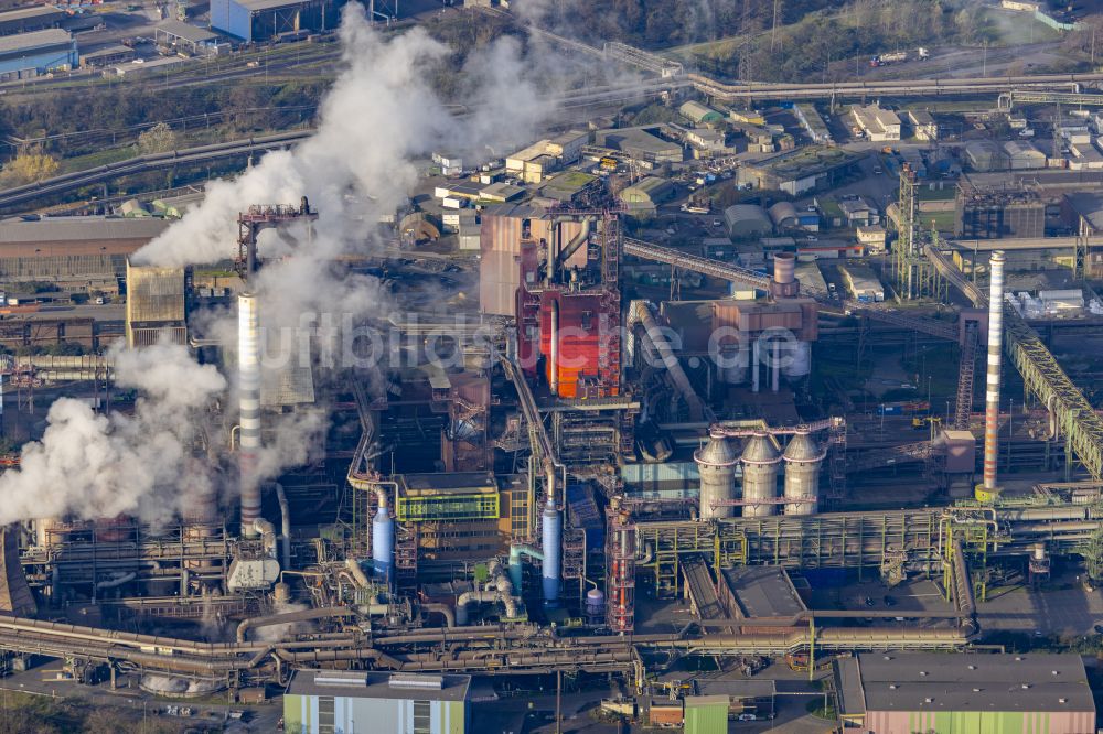 Beeckerwerth von oben - Technische Anlagen und Produktionshallen des Stahlwerkes der thyssenkrupp Steel Europe AG im Ortsteil Bruckhausen in Duisburg im Bundesland Nordrhein-Westfalen, Deutschland