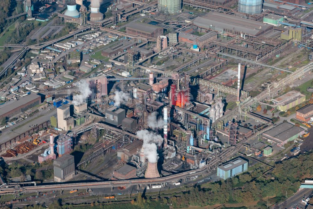 Beeckerwerth aus der Vogelperspektive: Technische Anlagen und Produktionshallen des Stahlwerkes der thyssenkrupp Steel Europe AG im Ortsteil Bruckhausen in Duisburg im Bundesland Nordrhein-Westfalen, Deutschland