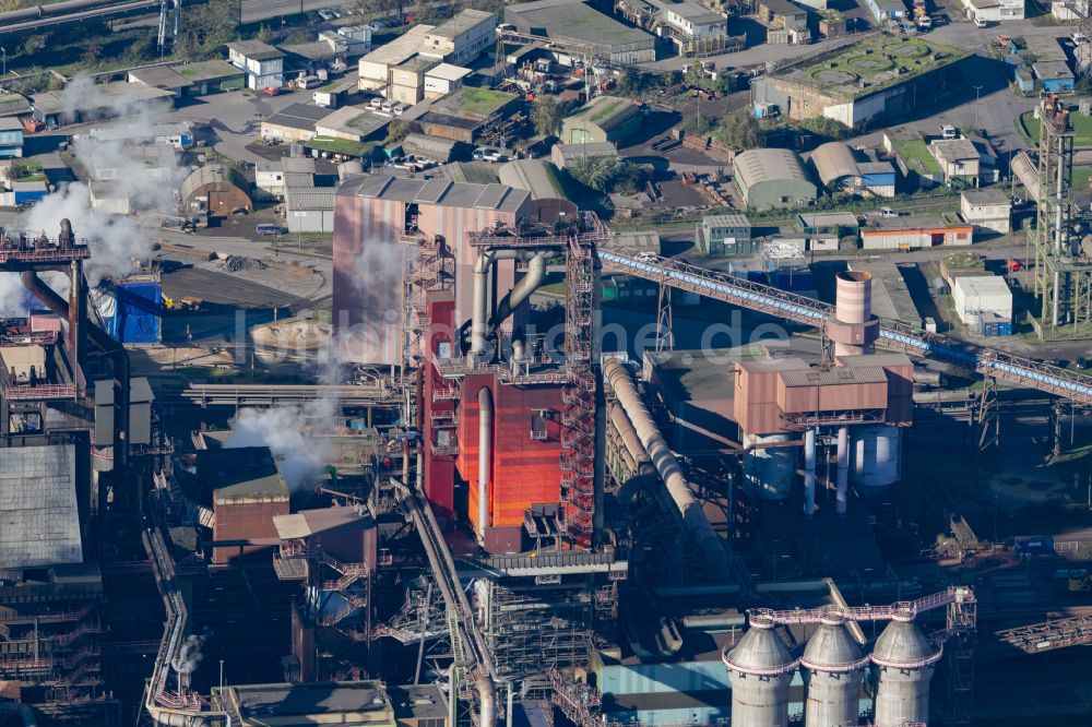 Beeckerwerth aus der Vogelperspektive: Technische Anlagen und Produktionshallen des Stahlwerkes der thyssenkrupp Steel Europe AG im Ortsteil Bruckhausen in Duisburg im Bundesland Nordrhein-Westfalen, Deutschland