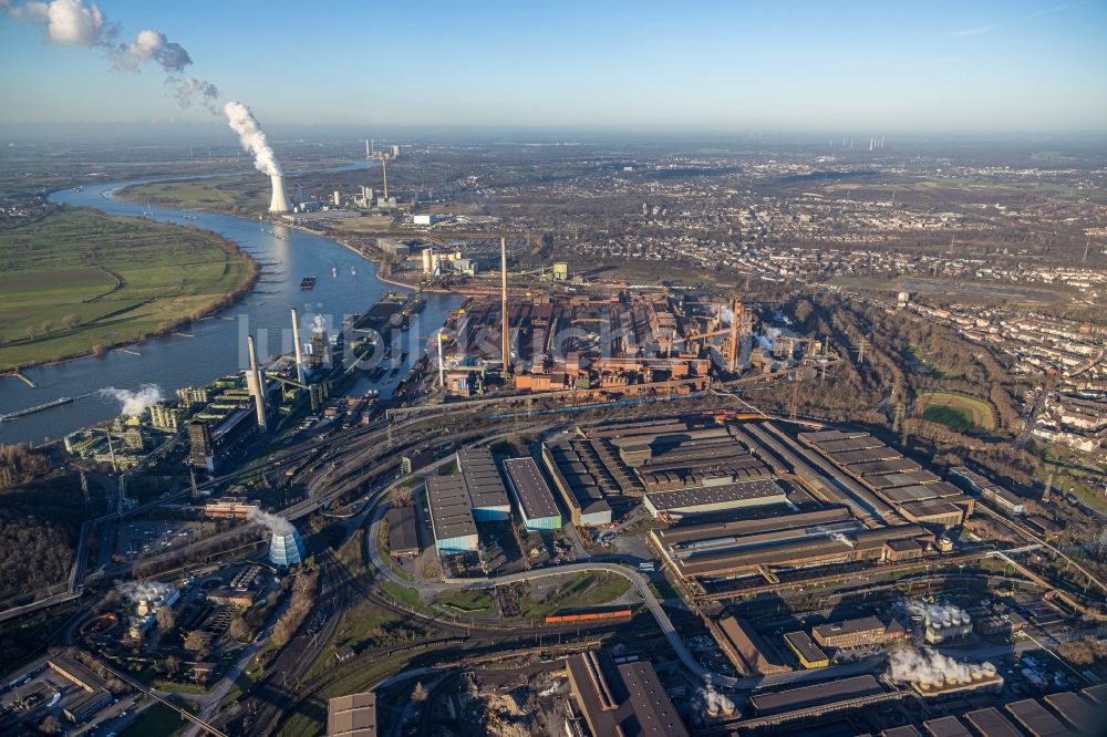 Duisburg von oben - Technische Anlagen und Produktionshallen des Stahlwerkes der thyssenkrupp Steel Europe AG mit Rhein in Duisburg im Bundesland Nordrhein-Westfalen, Deutschland