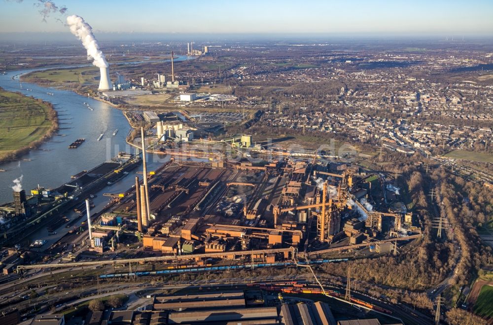 Luftbild Duisburg - Technische Anlagen und Produktionshallen des Stahlwerkes der thyssenkrupp Steel Europe AG mit Rhein in Duisburg im Bundesland Nordrhein-Westfalen, Deutschland