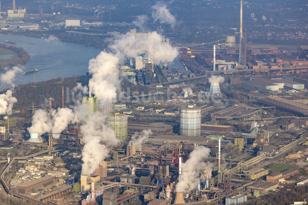 Duisburg von oben - Technische Anlagen und Produktionshallen des Stahlwerkes der thyssenkrupp Steel Europe AG mit Rhein in Duisburg im Bundesland Nordrhein-Westfalen, Deutschland