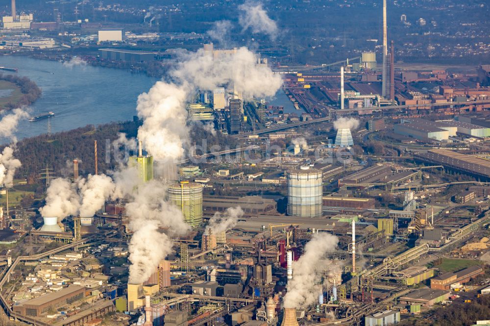 Duisburg aus der Vogelperspektive: Technische Anlagen und Produktionshallen des Stahlwerkes der thyssenkrupp Steel Europe AG mit Rhein in Duisburg im Bundesland Nordrhein-Westfalen, Deutschland