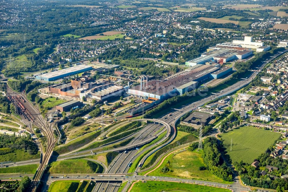 Bochum aus der Vogelperspektive: Technische Anlagen des Stahlwerkes der thyssenkrupp Steel Europe AG entlang der Essener Straße im Ortsteil Wattenscheid in Bochum im Bundesland Nordrhein-Westfalen, Deutschland