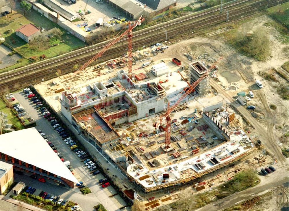 Wildau - Brandenburg aus der Vogelperspektive: Technologiezentrum für Luft- und Raumfahrttechnik, Wildau südlicher Berliner Ring an der A10 Architekten: Gewers Kühn und Kühn Gesellschaft von Architekten mbH Carnotstraße 7 10587 Berlin Tel: 030 - 28 30 82 0 Fax: 030 - 28 30 82 53 Emai