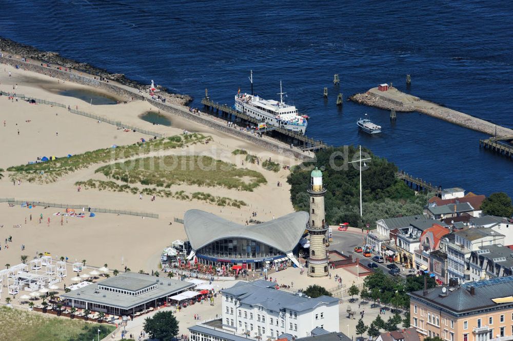 Luftaufnahme Rostock - Warnemünde - Teepott mit dem alten Leuchtturman der Seepromenade Warnemünde