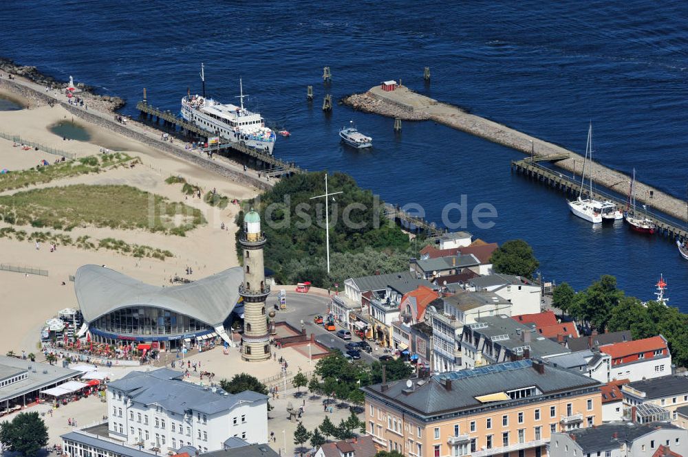 Rostock - Warnemünde von oben - Teepott mit dem alten Leuchtturman der Seepromenade Warnemünde