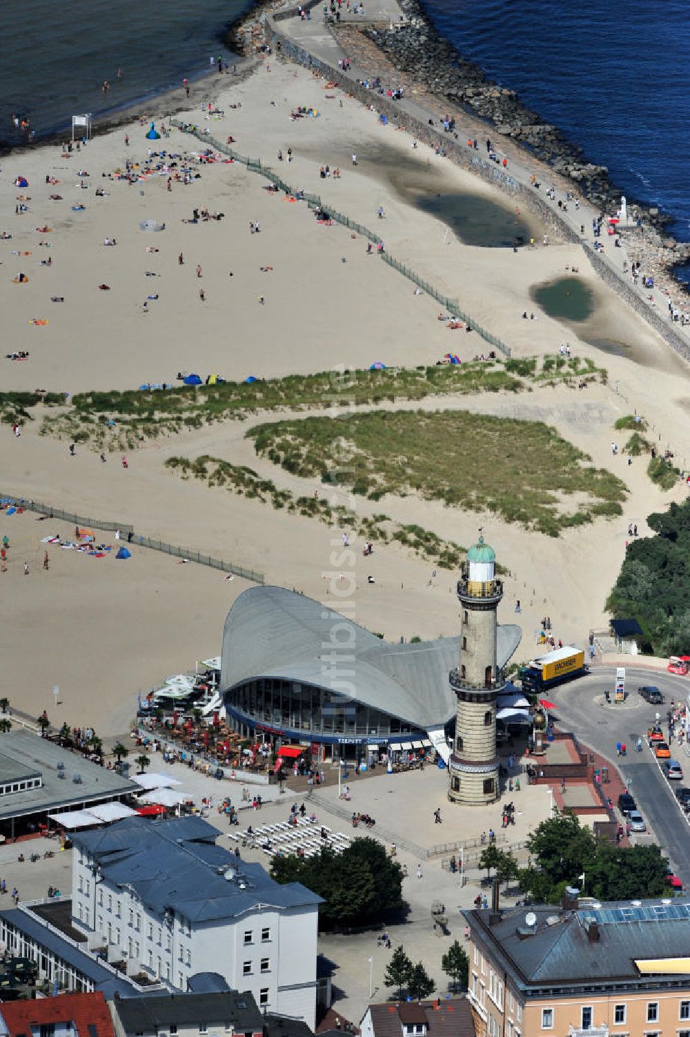 Luftbild Rostock - Warnemünde - Teepott mit dem alten Leuchtturman der Seepromenade Warnemünde