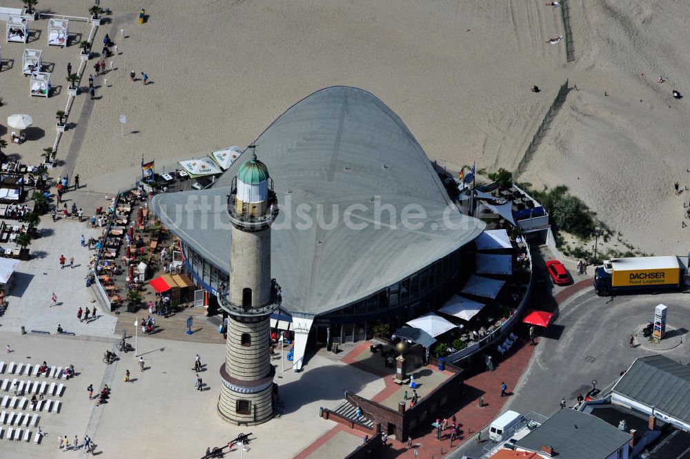 Luftaufnahme Rostock - Warnemünde - Teepott mit dem alten Leuchtturman der Seepromenade Warnemünde