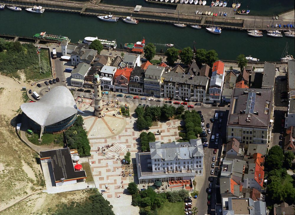 Luftaufnahme Rostock - Warnemünde - Teepott mit dem alten Leuchtturman der Seepromenade Warnemünde