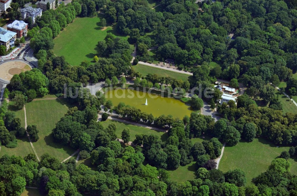 Luftaufnahme Leipzig - Teich und Platz im Clara-Zetkin-Park in Leipzig im Bundesland Sachsen