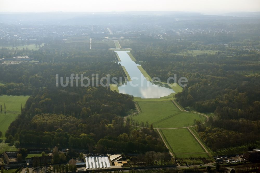 Versailles aus der Vogelperspektive: Teich im Schloßpark von Schloß Versailles in Versailles in Ile-de-France, Frankreich