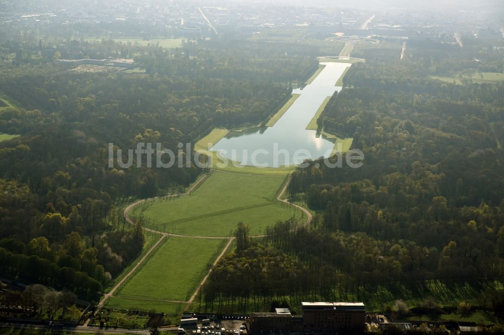 Versailles von oben - Teich im Schloßpark von Schloß Versailles in Versailles in Ile-de-France, Frankreich