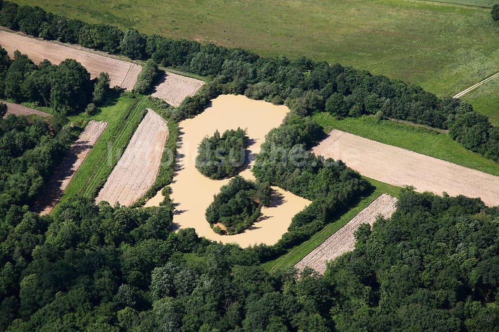 Amboise aus der Vogelperspektive: Teich mit zwei Inseln bei Amboise im Loiretal