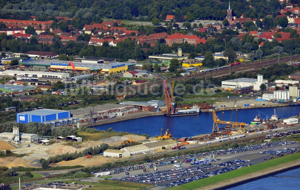 Cuxhaven aus der Vogelperspektive: Teil des Neuen Fischereihafen mit umliegenden Industrie - und Wohngebiet in Cuxhaven im Bundesland Niedersachsen