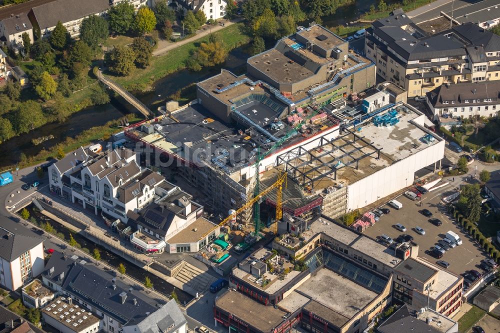 Meschede von oben - Teilabriss und Umbau des ehemaligen Kaufhaus- Gebäudes HERTIE am Winziger Platz in Meschede im Bundesland Nordrhein-Westfalen, Deutschland