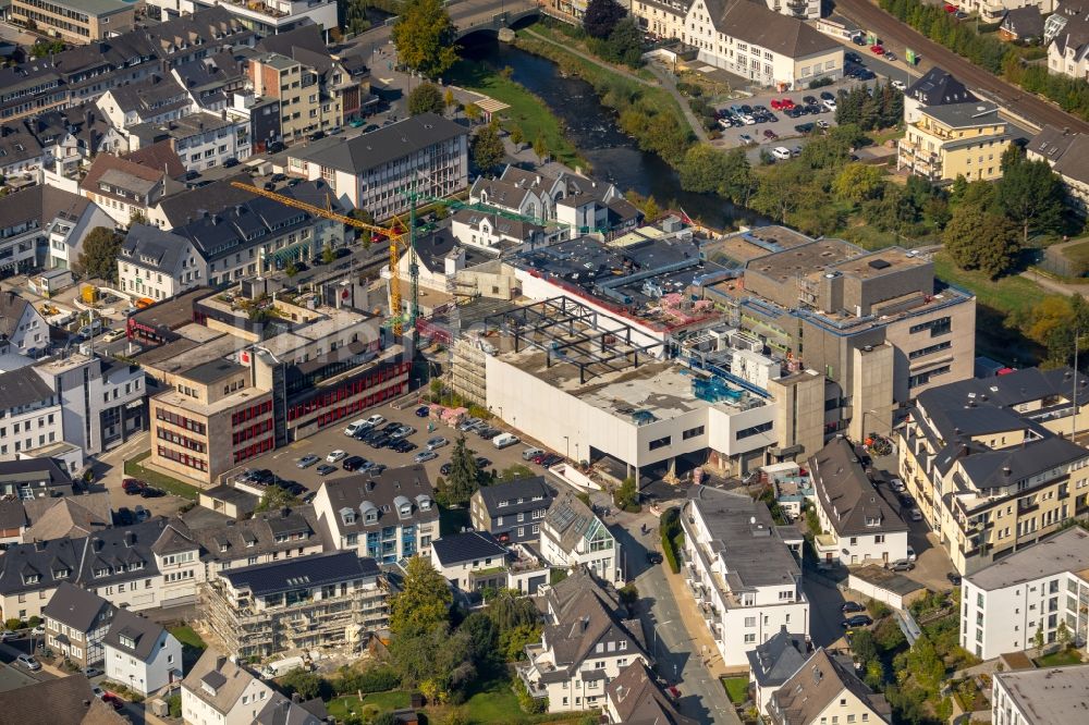 Luftbild Meschede - Teilabriss und Umbau des ehemaligen Kaufhaus- Gebäudes HERTIE am Winziger Platz in Meschede im Bundesland Nordrhein-Westfalen, Deutschland