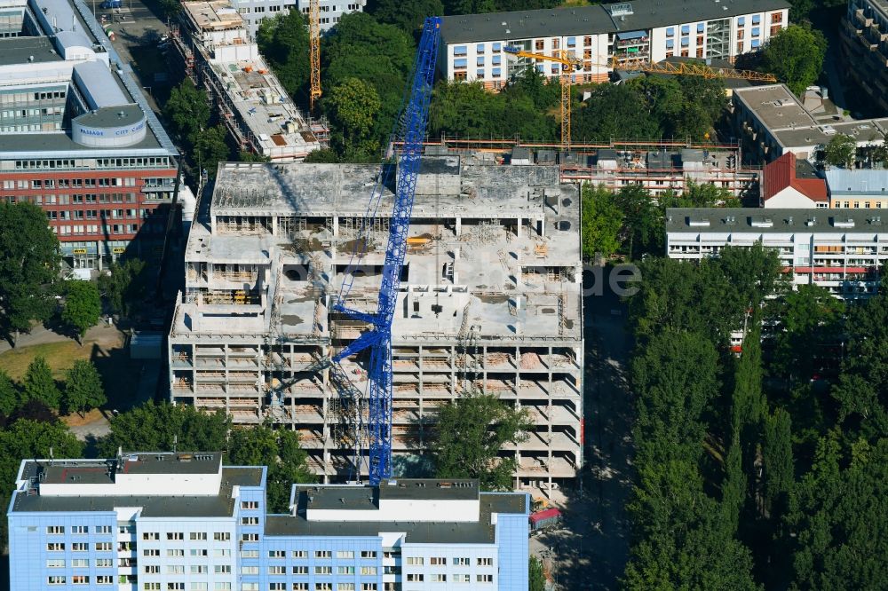 Berlin aus der Vogelperspektive: Teilabriss und Umbau des ehemaligen Kaufhaus- Gebäudes Kaufhof im Friedrichshain in Berlin, Deutschland