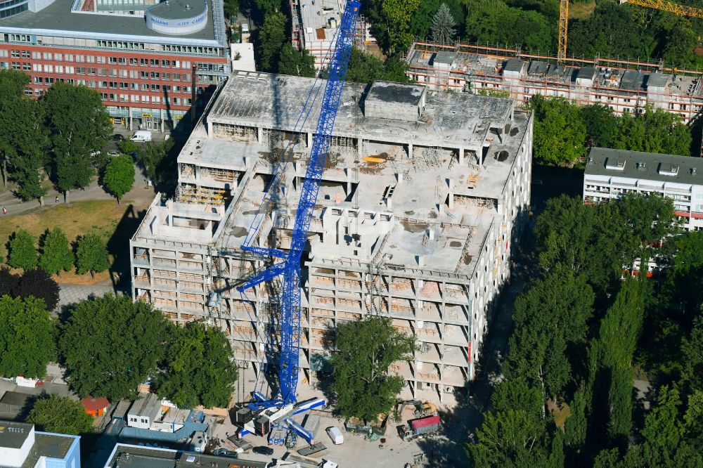 Luftbild Berlin - Teilabriss und Umbau des ehemaligen Kaufhaus- Gebäudes Kaufhof im Friedrichshain in Berlin, Deutschland