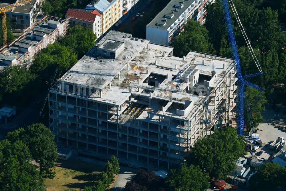 Berlin von oben - Teilabriss und Umbau des ehemaligen Kaufhaus- Gebäudes Kaufhof im Friedrichshain in Berlin, Deutschland