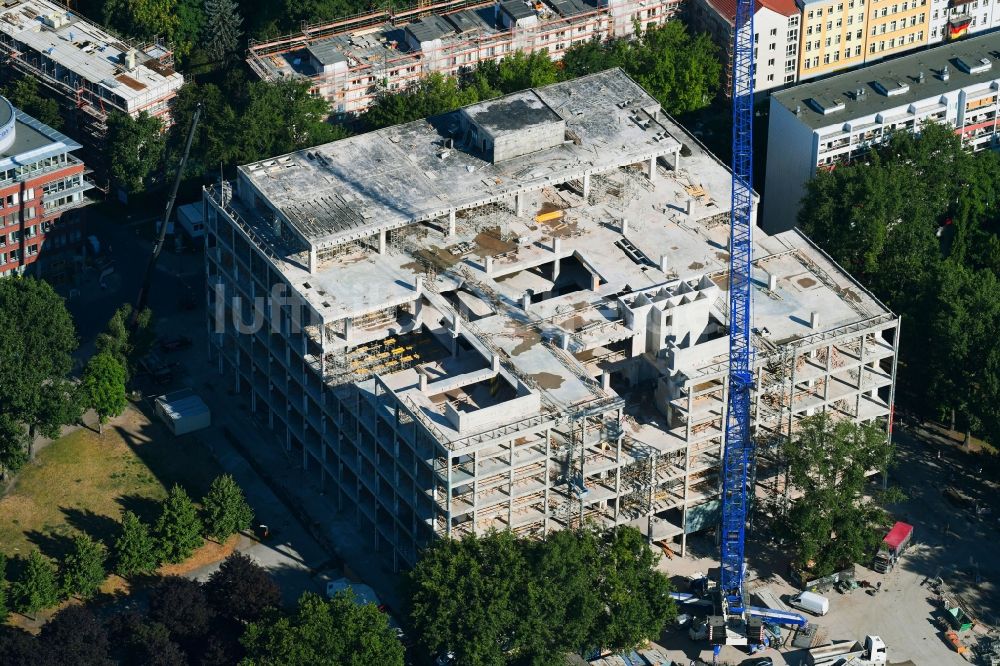 Berlin aus der Vogelperspektive: Teilabriss und Umbau des ehemaligen Kaufhaus- Gebäudes Kaufhof im Friedrichshain in Berlin, Deutschland