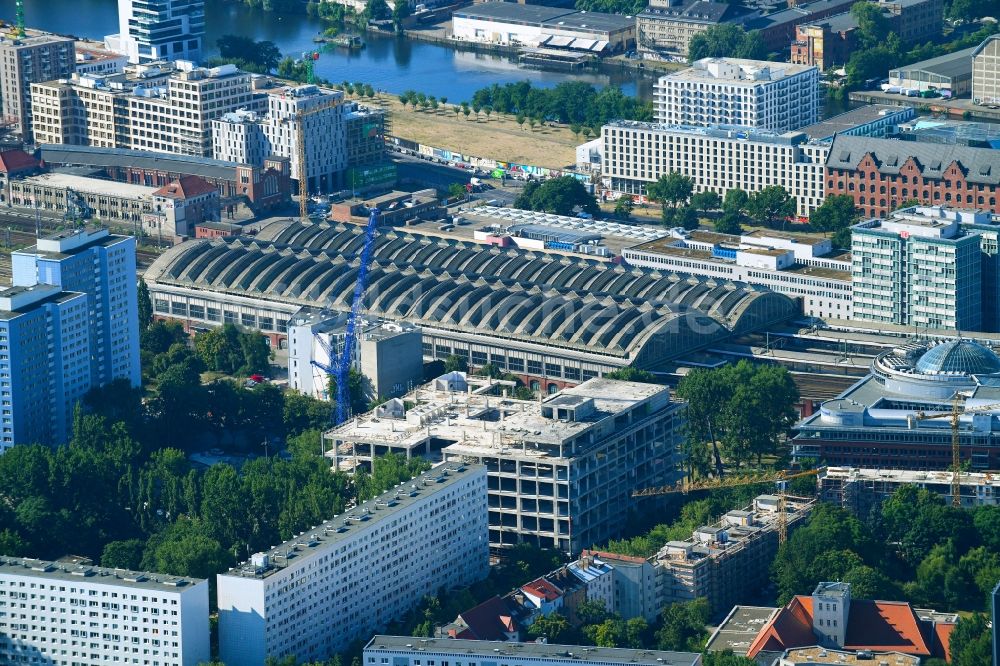 Luftbild Berlin - Teilabriss und Umbau des ehemaligen Kaufhaus- Gebäudes Kaufhof im Friedrichshain in Berlin, Deutschland