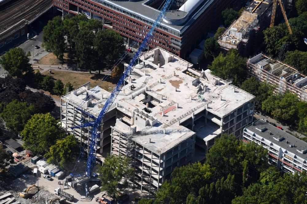 Berlin aus der Vogelperspektive: Teilabriss und Umbau des ehemaligen Kaufhaus- Gebäudes Kaufhof im Friedrichshain in Berlin, Deutschland