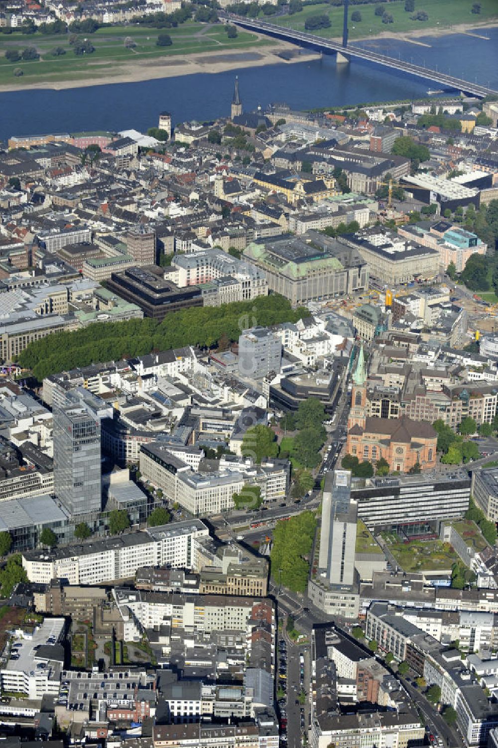 Luftbild Düsseldorf - Teilansicht vom Stadtbezirk 01 mit der Oberkasseler Brücke am Rhein in Düsseldorf