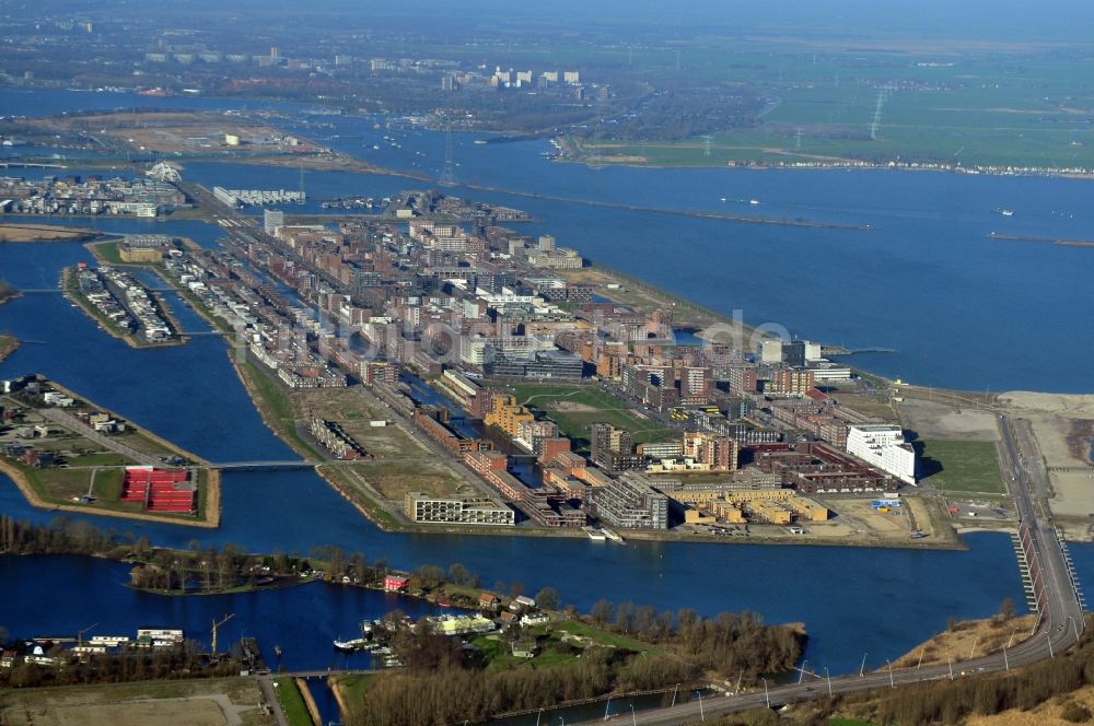 Amsterdam von oben - Teilansicht des Stadtteils JIburg in Amsterdam in der Provinz Nordholland in den Niederlanden