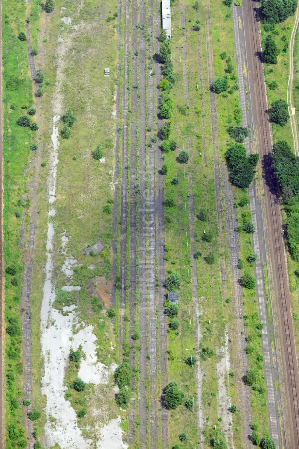 NEUENHAGEN aus der Vogelperspektive: Teile der Bahnstrecke zwischen Neuenhagen und Fredersdorf bei Berlin im Bundesland Brandenburg