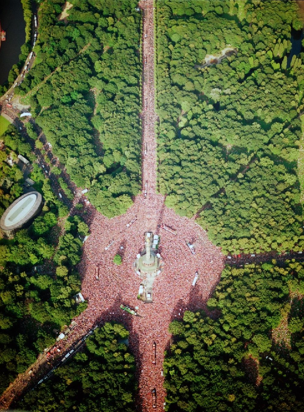 Berlin Aus Der Vogelperspektive Teilnehmer Der Aktion Auf Dem Veranstaltungsgelande Der Loveparade Im Tiergarten In Berlin