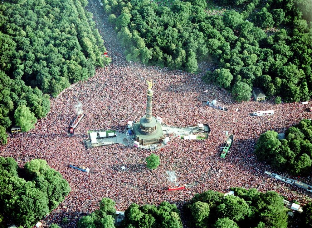 Berlin Aus Der Vogelperspektive Teilnehmer Der Aktion Auf Dem Veranstaltungsgelande Der Loveparade Im Tiergarten In Berlin