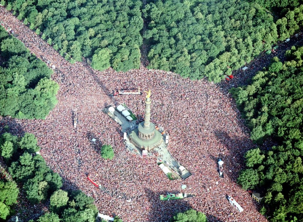 Berlin Von Oben Teilnehmer Der Aktion Auf Dem Veranstaltungsgelande Der Loveparade Im Tiergarten In Berlin Deutschland