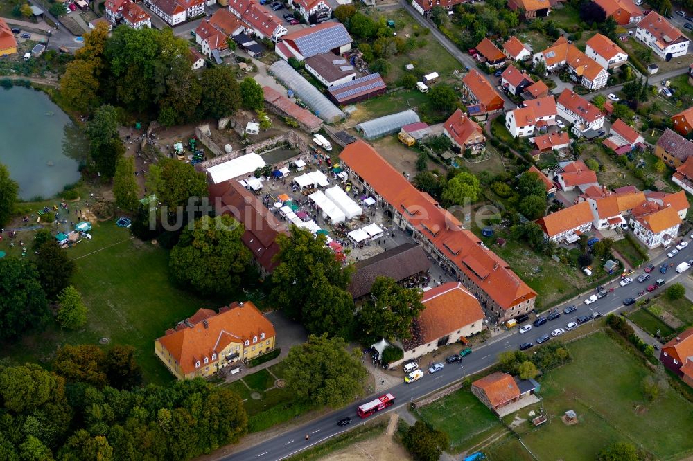 Waake von oben - Teilnehmer der Aktion auf dem Veranstaltungsgelände der ersten Südniedersachsentage in Waake im Bundesland Niedersachsen, Deutschland