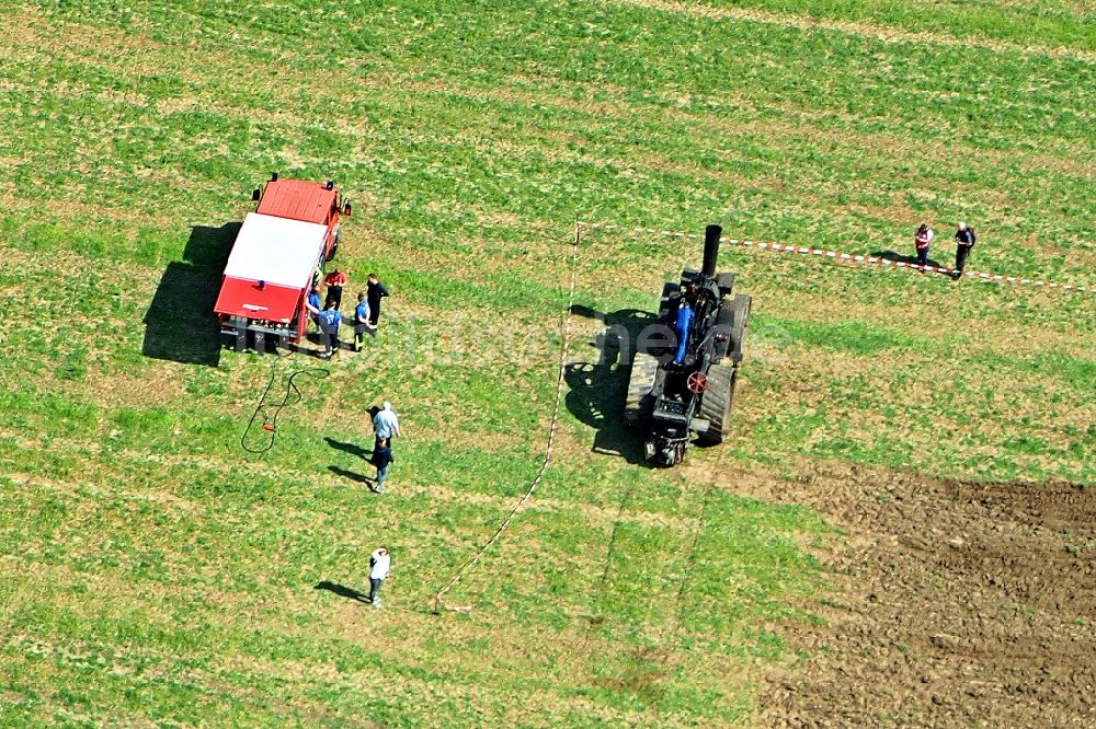 Friedersdorf aus der Vogelperspektive: Teilnehmer der Aktion auf dem Veranstaltungsgelände 5.FRIEDERSDORFER DAMPFPFLÜGEN in Friedersdorf im Bundesland Brandenburg, Deutschland