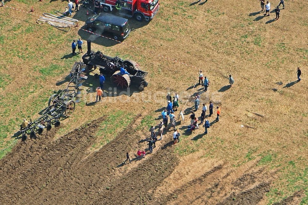 Luftaufnahme Friedersdorf - Teilnehmer der Aktion auf dem Veranstaltungsgelände 5.FRIEDERSDORFER DAMPFPFLÜGEN in Friedersdorf im Bundesland Brandenburg, Deutschland