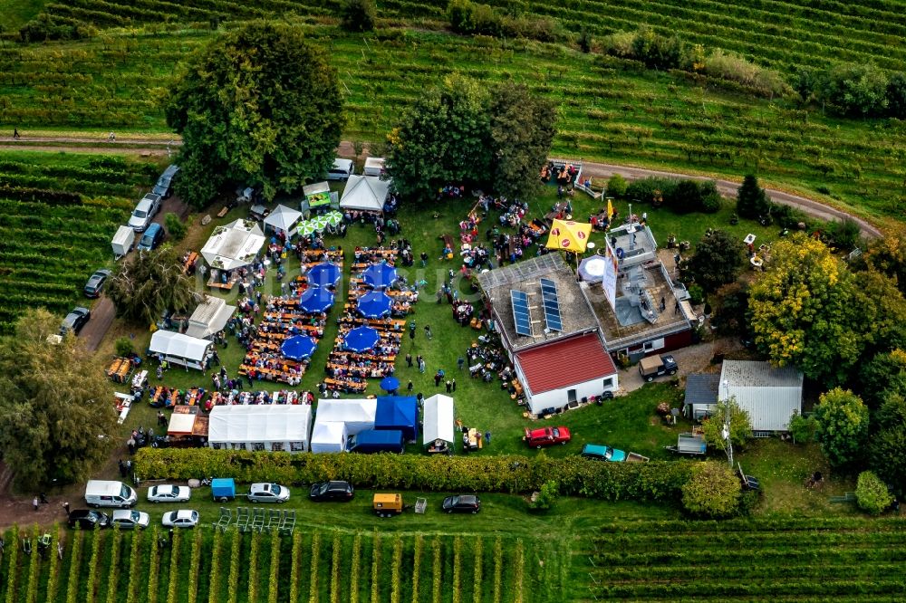 Ettenheim aus der Vogelperspektive: Teilnehmer der Aktion auf dem Veranstaltungsgelände Heubergfest am Tag der deutschen Einheit in Ettenheim im Bundesland Baden-Württemberg, Deutschland