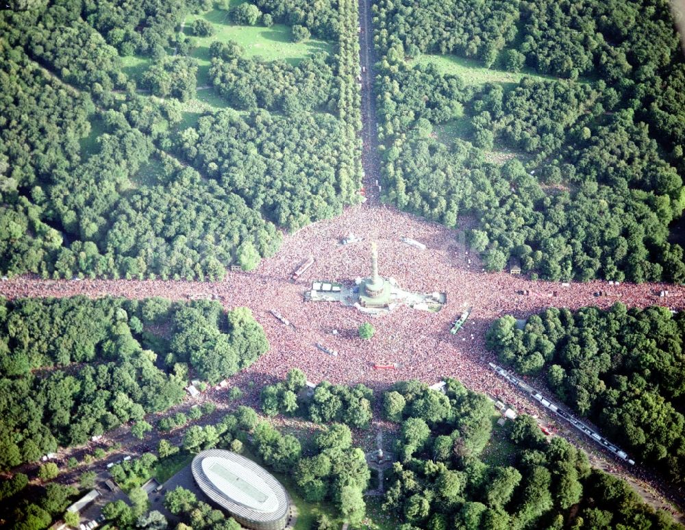 Luftaufnahme Berlin - Teilnehmer der Aktion auf dem Veranstaltungsgelände der Loveparade im Tiergarten in Berlin, Deutschland