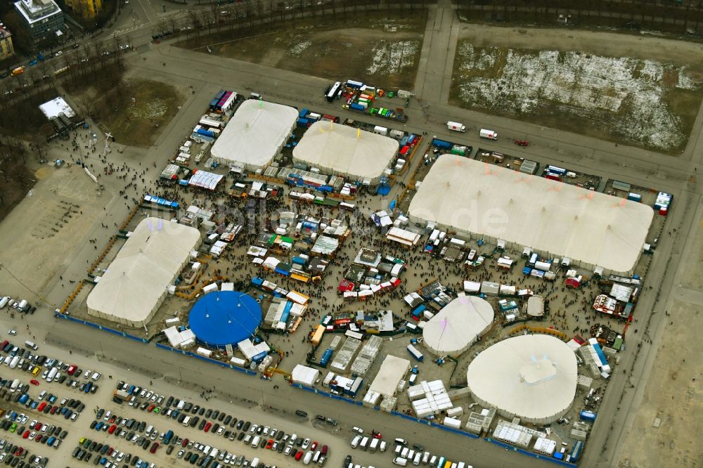 Luftbild München - Teilnehmer der Aktion auf dem Veranstaltungsgelände Tollwood Winterfestival 2018 im Ortsteil Ludwigsvorstadt-Isarvorstadt in München im Bundesland Bayern, Deutschland