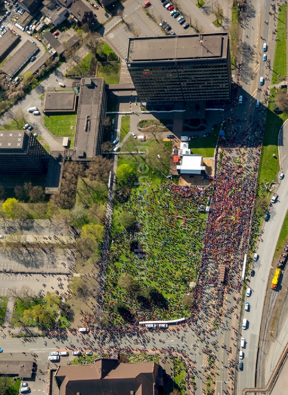 Luftaufnahme Duisburg - Teilnehmer einer Demonstration zum Stahlaktionstag der IG Metall vor der Thyssen-Krupp Steel-Zentrale in Duisburg-Bruckhause in Duisburg im Bundesland Nordrhein-Westfalen