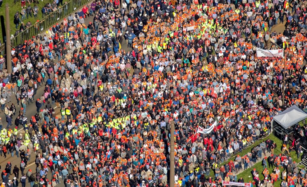 Duisburg aus der Vogelperspektive: Teilnehmer einer Demonstration zum Stahlaktionstag der IG Metall vor der Thyssen-Krupp Steel-Zentrale in Duisburg-Bruckhause in Duisburg im Bundesland Nordrhein-Westfalen